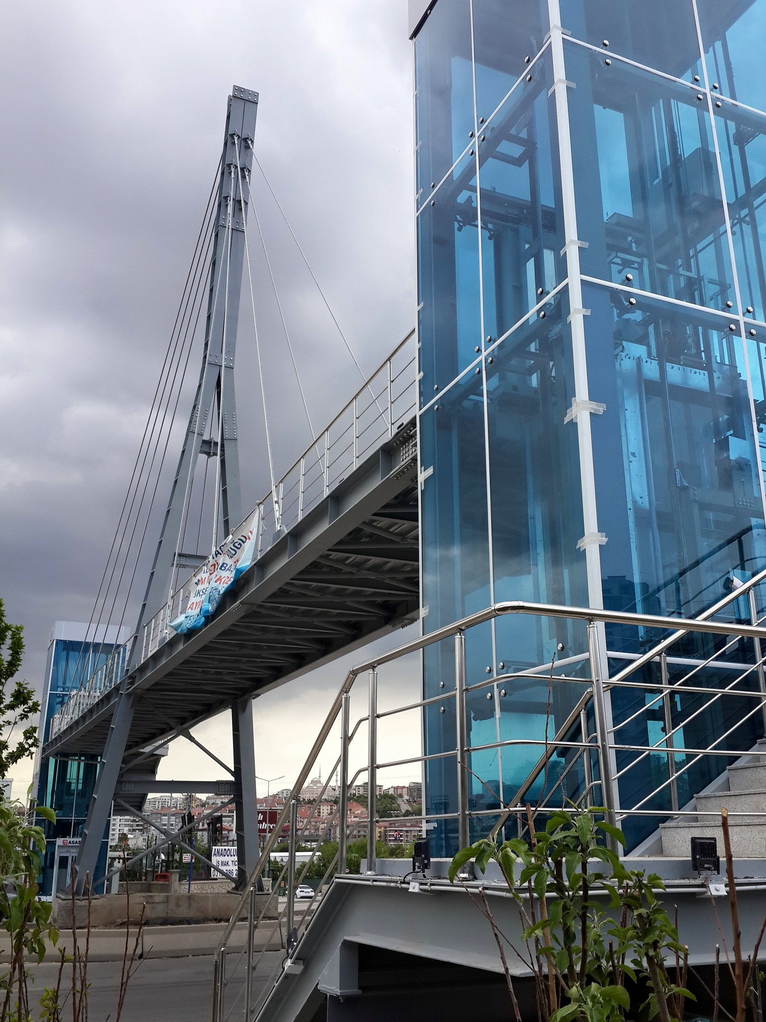 Asansörlü Üst Geçit